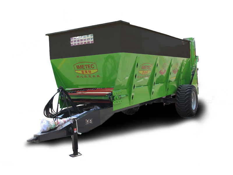 Solid fertilizer spreader